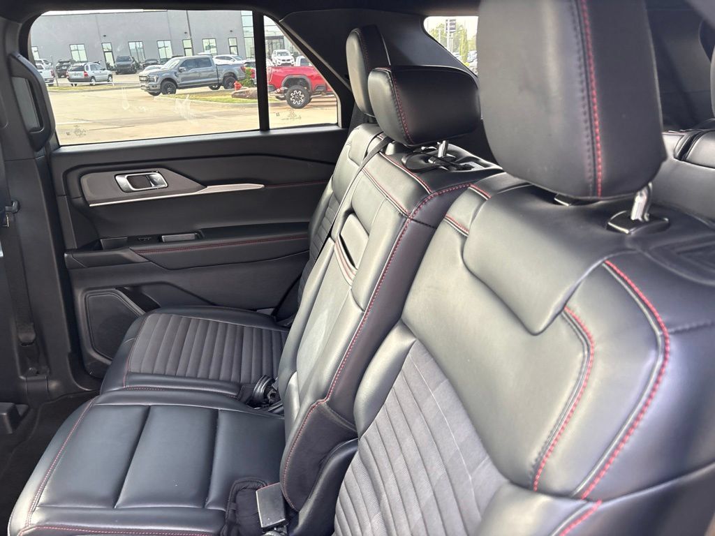 Used 2025 Ford Explorer ST-Line w/ ST-Line Street Pack AWD/4WD image 13
