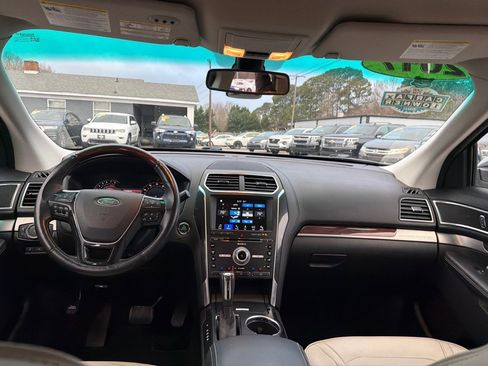 Used 2017 Ford Explorer Platinum image 15