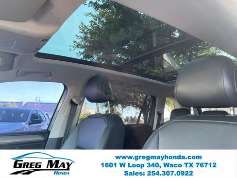 Used 2024 Volkswagen Tiguan SE w/ Panoramic Sunroof Package FWD image 24