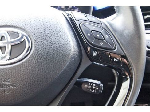 Used 2021 Toyota C-HR XLE FWD image 18