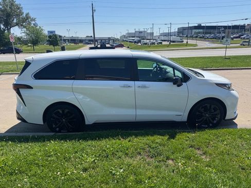 Used 2021 Toyota Sienna XSE FWD image 6