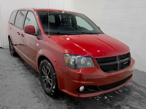 Used 2014 Dodge Grand Caravan SXT image 2