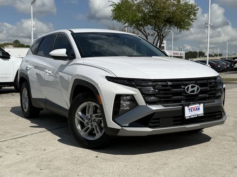 Used 2025 Hyundai Tucson SE image 2