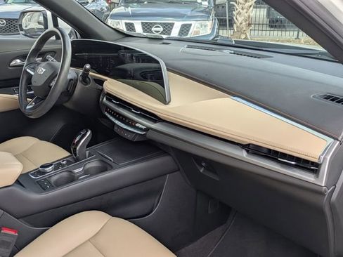 Used 2024 Cadillac XT4 Luxury w/ Cold Weather Package FWD image 29