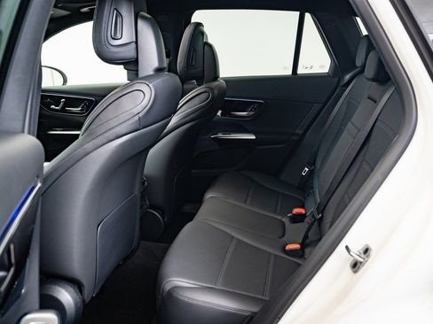 Used 2025 Mercedes-Benz GLC 300 4MATIC image 34