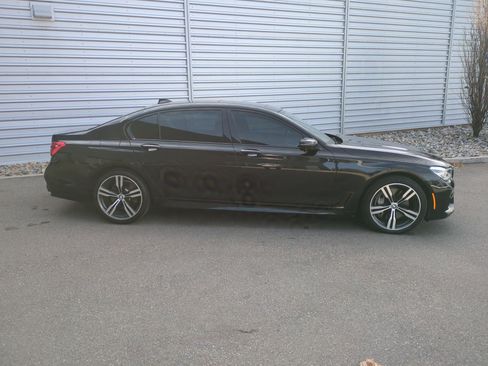 Used 2018 BMW 750i xDrive w/ Executive Package image 2