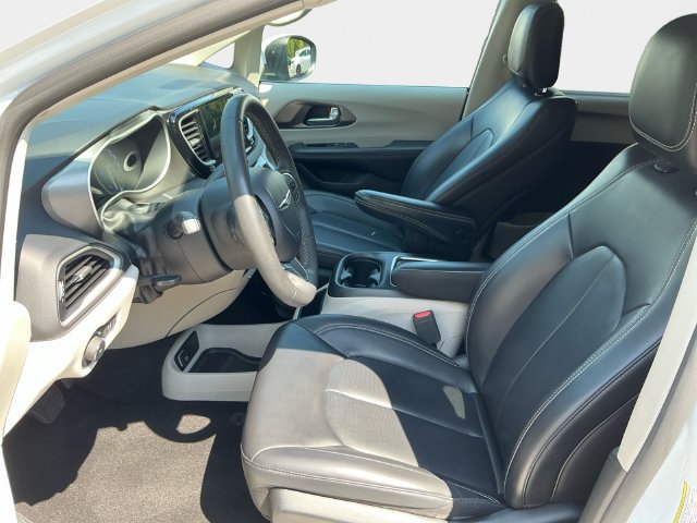 Used 2023 Chrysler Pacifica Touring-L FWD image 11