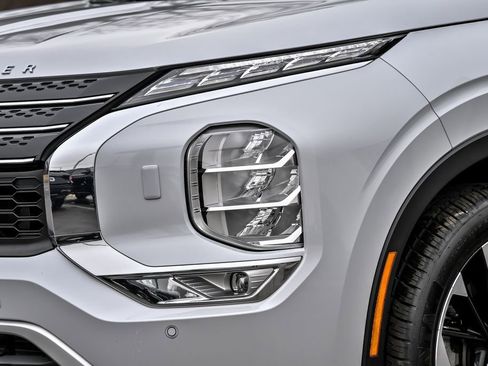 Used 2023 Mitsubishi Outlander SE image 3