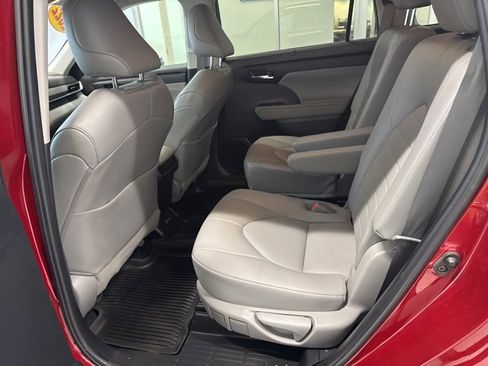 Used 2022 Toyota Highlander XLE image 15