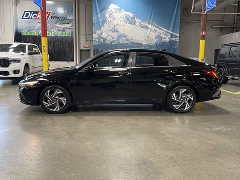 Used 2025 Hyundai Elantra SEL FWD image 2