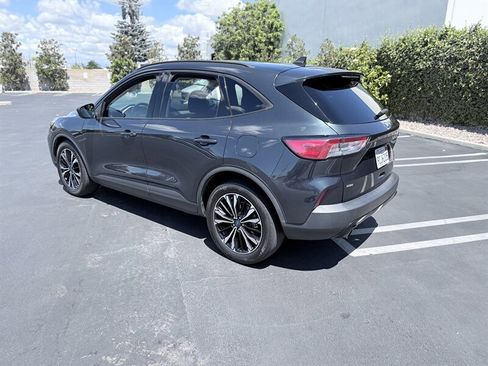 Used 2022 Ford Escape SE w/ SE Sport Appearance Package image 9