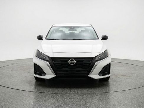 Used 2025 Nissan Altima 2.5 SV FWD image 2