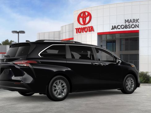 New 2026 Toyota Sienna XLE image 32