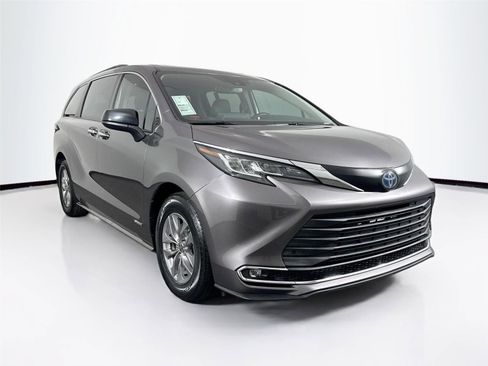 Certified 2021 Toyota Sienna XLE image 4