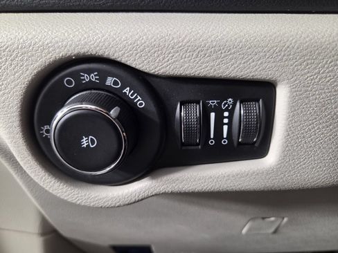 Used 2023 Chrysler Pacifica Touring-L FWD image 19