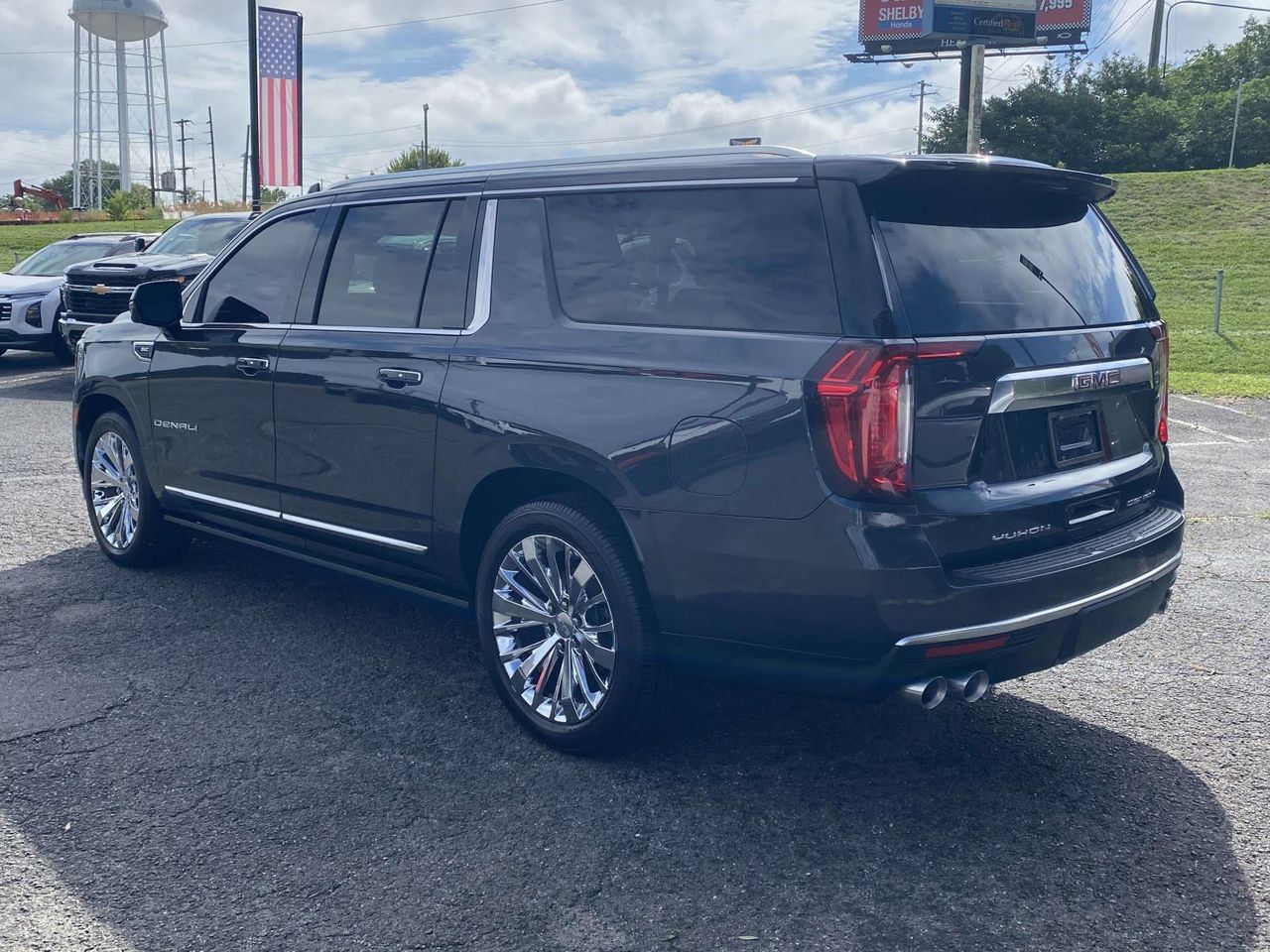 Used 2022 GMC Yukon XL Denali w/ Denali Ultimate Package AWD/4WD image 4
