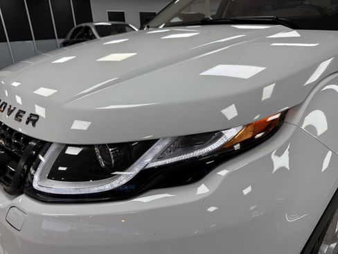 Used 2019 Land Rover Range Rover Evoque SE image 2