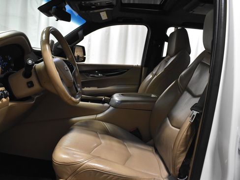 Used 2019 Cadillac Escalade Platinum image 2