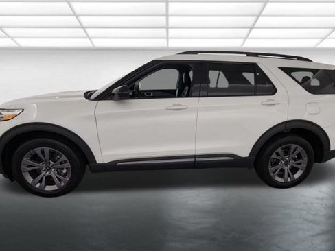 Used 2024 Ford Explorer XLT w/ Equipment Group 202A AWD/4WD image 4