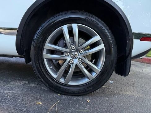 Used 2015 Volkswagen Touareg Sport AWD/4WD image 32