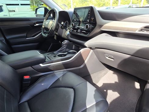 Certified 2022 Toyota Highlander XLE image 13