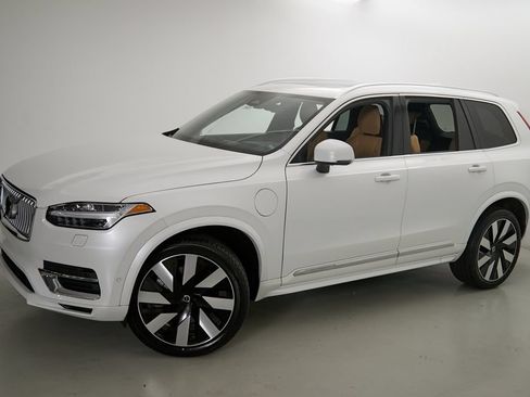 Certified 2023 Volvo XC90 T8 Ultimate w/ Lounge Package AWD/4WD image 3