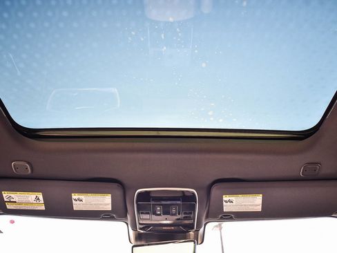 Certified 2025 Land Rover Range Rover SE image 17