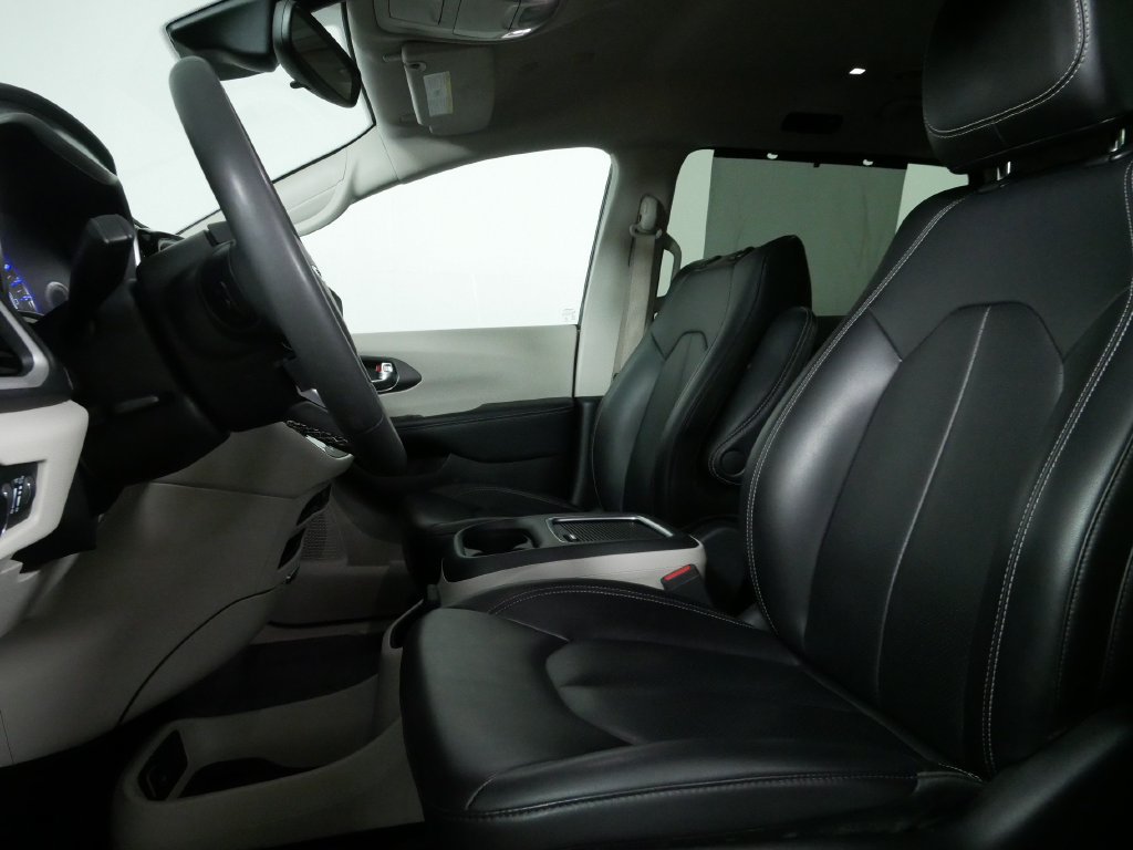 Used 2023 Chrysler Pacifica Touring-L FWD image 15