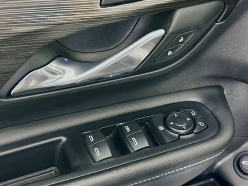 Used 2024 GMC Terrain SLT image 15