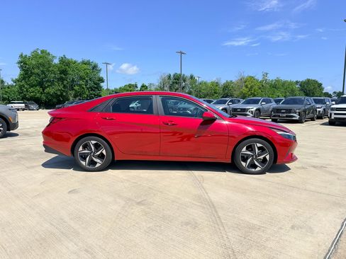 Used 2023 Hyundai Elantra SEL w/ Convenience Package FWD image 4