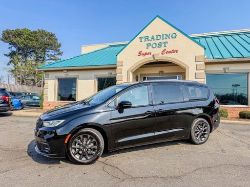 Used 2021 Chrysler Pacifica Touring-L w/ Premium & Safety Sphere Group image 24