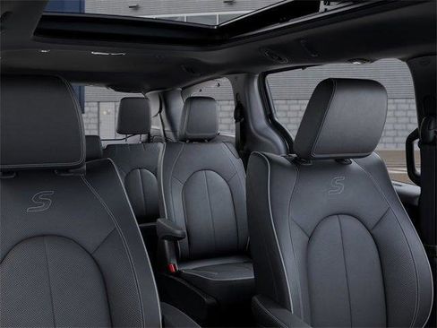New 2026 Chrysler Pacifica Limited w/ Uconnect Theater Family Group image 26