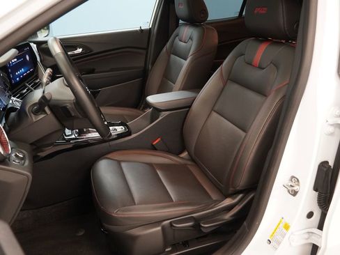 Certified 2024 Chevrolet Trax RS w/ Sunroof Package FWD image 3