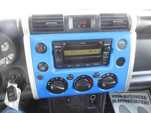 Used 2007 Toyota FJ Cruiser Base 4dr SUV 4WD (4L V6 5A) image 25