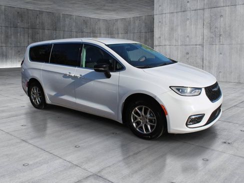 Used 2024 Chrysler Pacifica Touring-L FWD image 7