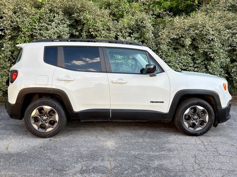 Used 2017 Jeep Renegade Sport w/ Power & Air Group FWD image 4