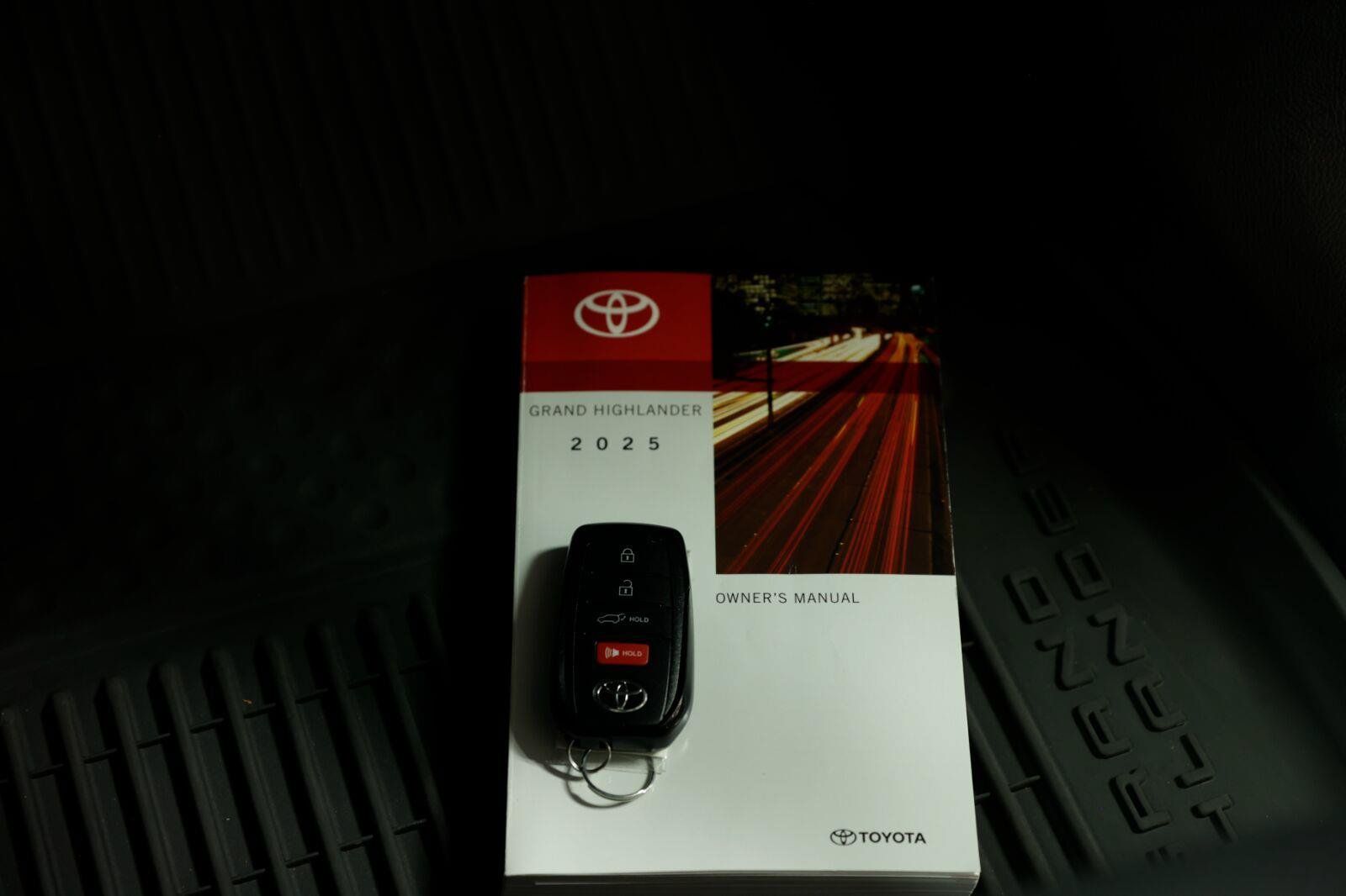Used 2025 Toyota Grand Highlander AWD image 26
