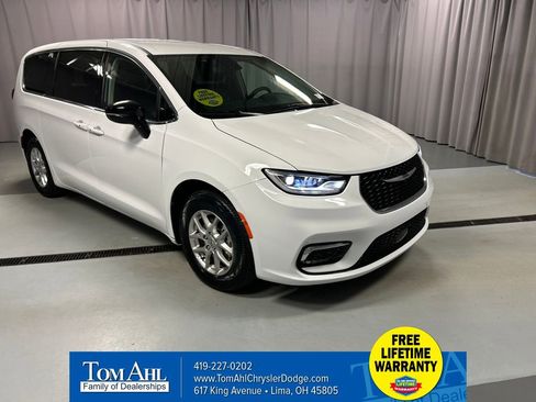 Used 2024 Chrysler Pacifica Touring-L FWD image 1