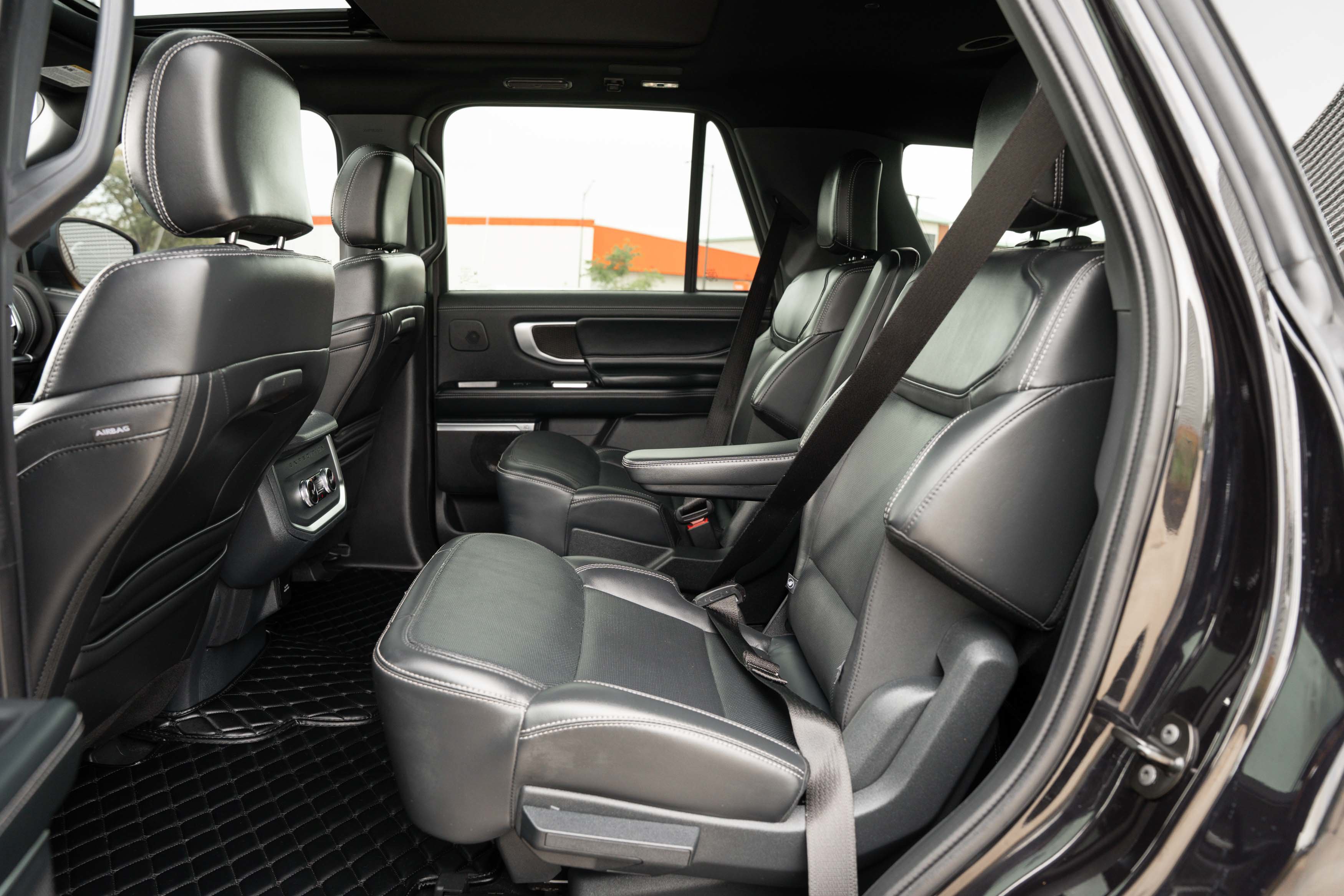 Used 2025 Ford Expedition Platinum w/ Stealth Performance Package AWD/4WD image 24