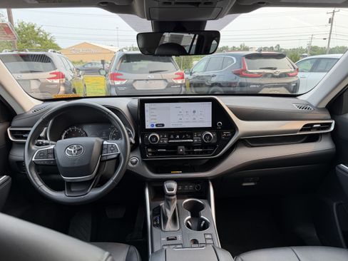 Used 2023 Toyota Highlander XLE AWD/4WD image 12