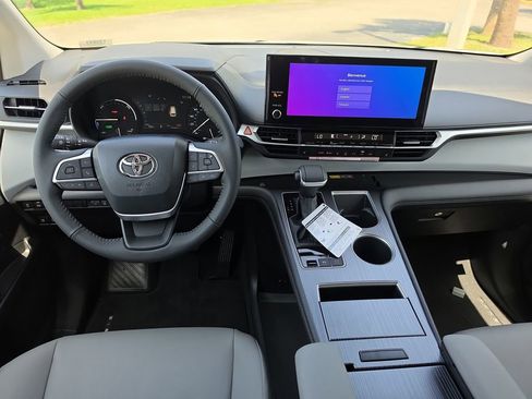 New 2026 Toyota Sienna XLE FWD image 24