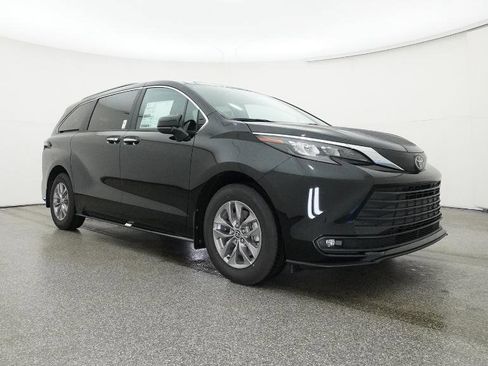 New 2026 Toyota Sienna XLE image 30