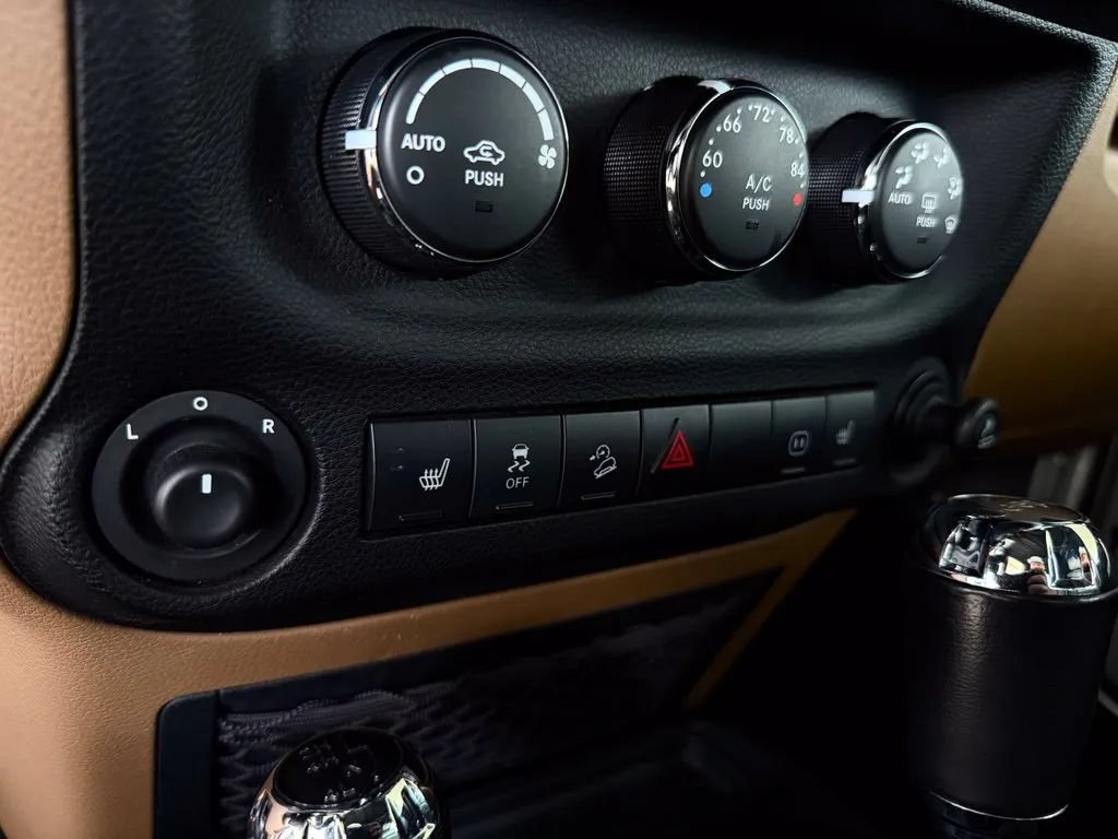Used 2011 Jeep Wrangler Unlimited Rubicon w/ Dual Top Group AWD/4WD image 43
