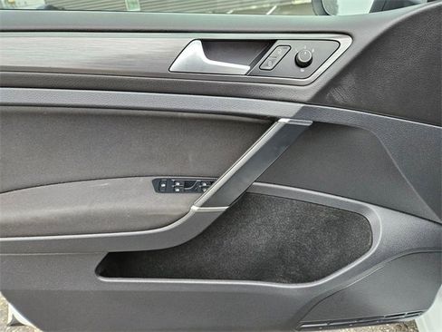 Used 2017 Volkswagen e-Golf SE w/ DC Fast Charging Package image 16