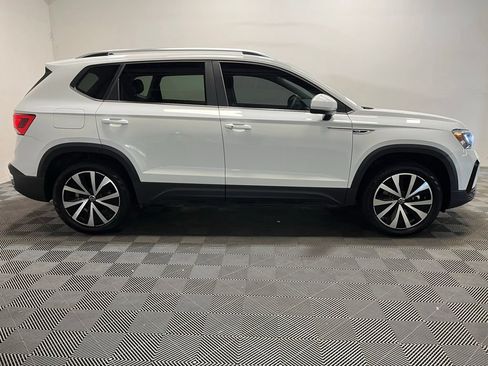 Used 2022 Volkswagen Taos SE FWD image 4