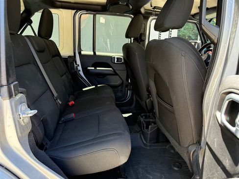 Used 2019 Jeep Wrangler Unlimited Sahara AWD/4WD image 5