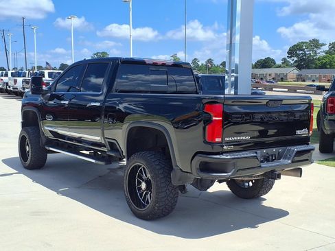 Used 2024 Chevrolet Silverado 2500 High Country w/ High Country Premium Package AWD/4WD image 2