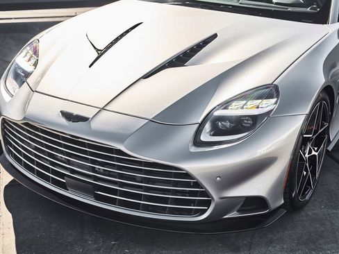 Used 2025 Aston Martin Vanquish RWD image 6