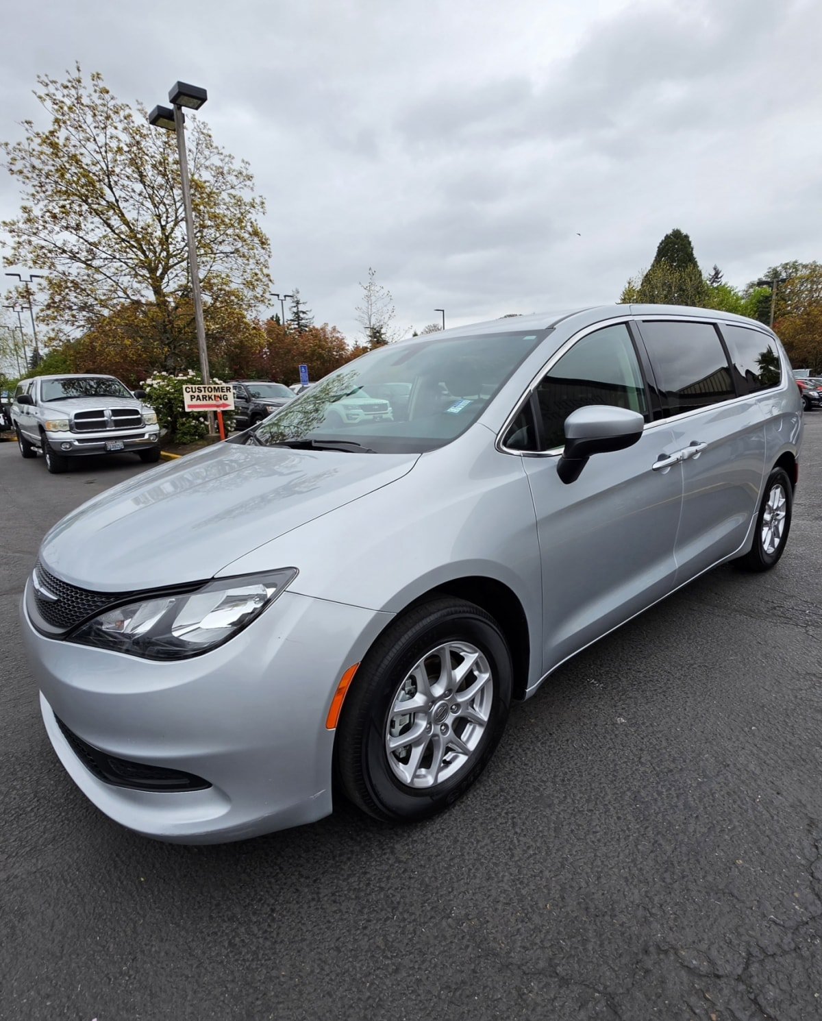 Used 2022 Chrysler Voyager LX FWD image 1