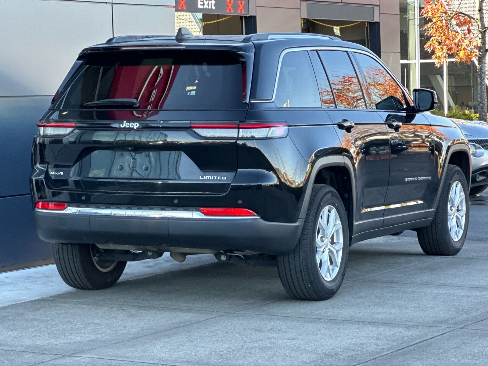 Used 2023 Jeep Grand Cherokee Limited w/ Trailer Tow Prep Group (B) AWD/4WD image 4